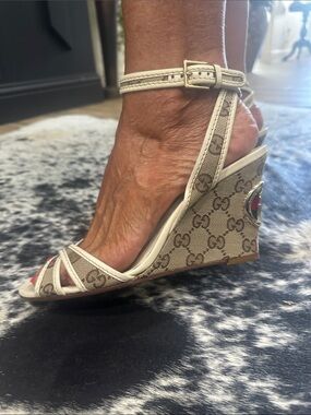 GUCCI GG Canvas Wedge W/Ivory Trim and Ankle Strap Iconic gold red green GG
